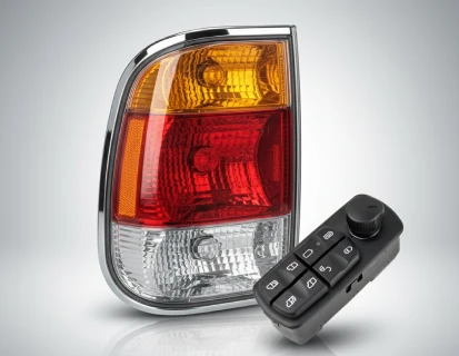 Lanterna traseira automotiva com conjunto de iluminação e módulo de comando, isolados em fundo claro, representando componente elétrico para veículo pesado.