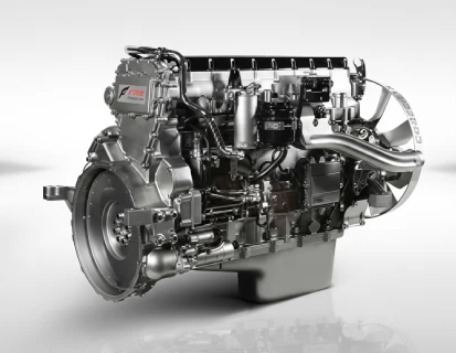Motor automotivo completo para veículo pesado, isolado em fundo claro, com componentes mecânicos e sistema de admissão em destaque.