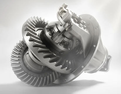 Diferencial automotivo com conjunto de engrenagens cônicas em destaque, isolado em fundo claro, representando componente de transmissão para veículo pesado.