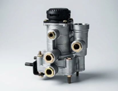 Válvula automotiva metálica isolada em fundo claro, representando componente técnico de controle para sistema de veículo pesado.